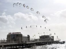 Кайтсерфер перепрыгнул через пирс