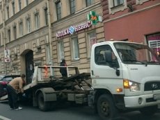 Эвакуатор увез машину с водителем