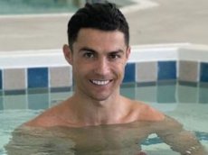 Роналду показал, как тренируется в бассейне