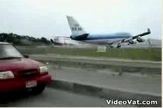 На райском острове самолёты садятся туристам на шею