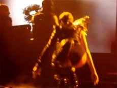 Очередное падение Рианны на сцене