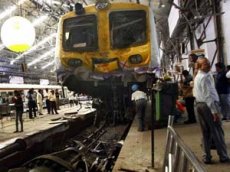 В Индии взлетел на воздух пассажирский поезд