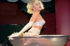 Пэрис Хилтон встретила гостей в чулках и корсете