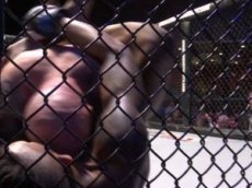 Боец MMA в прыжке отправил соперника в нокаут