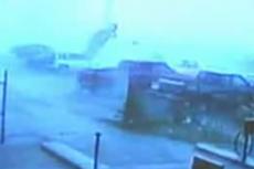 Смерч в Алабаме поднимает в воздух автомобили