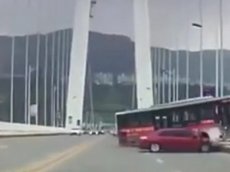 Падение автобуса с моста в Китае