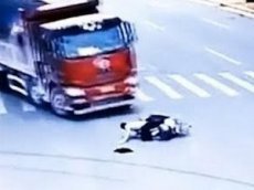 Лихач на скутере дважды избежал смерти под колесами грузовиков