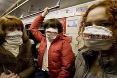 Экологи в масках устроили флэшмоб в московском метро