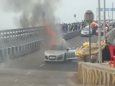 Новенькая Audi R8 сгорела дотла
