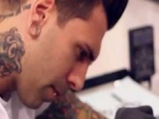 Мужчина вживил в руку магнит…