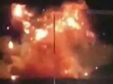 Женщина отпраздновала развод взрывом свадебного платья