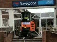 Водитель разнес отель из-за невыплаты зарплаты