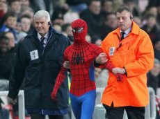 Человек-паук выбежал на поле во время матча