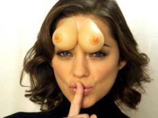 Лауреатка «Оскара» надела на лоб сиськи