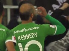 Футболист отметил гол выпитым пивом