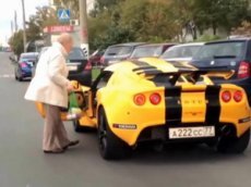 Бабушка на спорткаре Lotus стала звездой YouTube