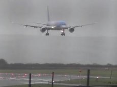 Женщина-пилот в шторм боком посадила Boeing