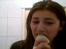 Девушка на спор съела зубную пасту, мыло и шампунь