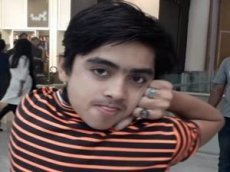 Мальчик научился поворачивать голову на 180 градусов