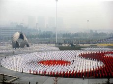 50 тысяч китайцев одновременно занялись гимнастикой на улице