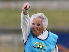 Столетняя бабушка побила мировой рекорд в толкании ядра