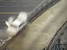 Водитель пробил эстакаду на 170 км/ч и выжил