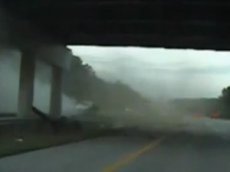 Тинейджер выжил после ДТП, в котором его машина развалилась на куски