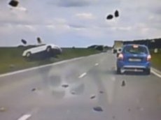 Водитель выжил, более десяти раз перевернувшись в машине