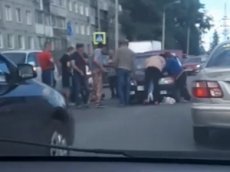 Наезд на двух девушек в Омске попал на видео