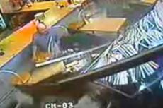 Машина врезалась в ресторан и задавила посетителя