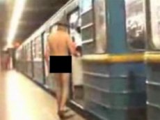 Три голых мужчины станцевали в метро