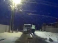 Полицейский догнал «УАЗ» и стал героем видеохостингов