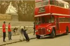 Англичанин протащил автобус, привязав его к ушам