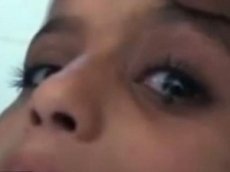 12-летняя девочка плачет камнями вместо слез