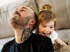 Вдова экс-футболиста Риксена опубликовала видео с мужем и дочерью