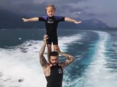 Тимати прокатился на доске для серфинга вместе с дочерью