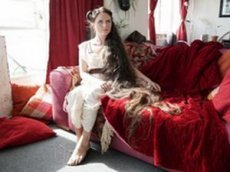 Женщина с самыми длинными в Британии волосами не моет их 20 лет
