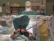 Скрипачка дала концерт во время операции на мозге