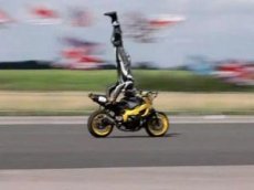 Мотоциклист разогнался до 122 км/ч, стоя на голове