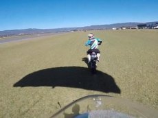 Парашютист сумел приземлиться на мчащийся мотоцикл