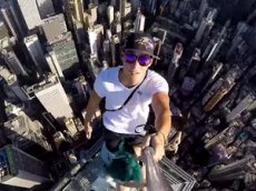 Мужчина сделал селфи на вершине небоскреба