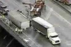 В ужасной аварии фура раздавила легковушку, но никто не пострадал