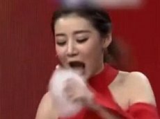 Китаянку, съевшую сладкую вату за три секунды,  окрестили «настоящей леди»