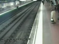 Мужчина чудом выжил, упав на рельсы метро