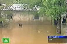 Стихия загнала американцев на крыши домов