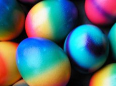 Ролик "Как правильно красить яйца" стал хитом Интернета