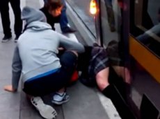 Пассажиры сдвинули трамвай ради спасения застрявшей школьницы