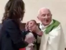Во Франции священник ударил младенца