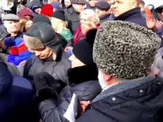 Вице-губернатор на коленях попросил у жителей Кемерова прощения за трагедию в ТЦ