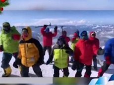 Видео с танцующими на вершине Эльбруса альпинистами набирает популярность в Сети